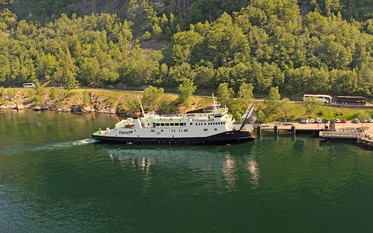 
Die 1974 gebaute Fähre MF Veøy (7368748) der Fährgesellschafft Fjord1 ist am 29.05.2018 von Hellesylt kommend gerade beim Anlegen in Geiranger.