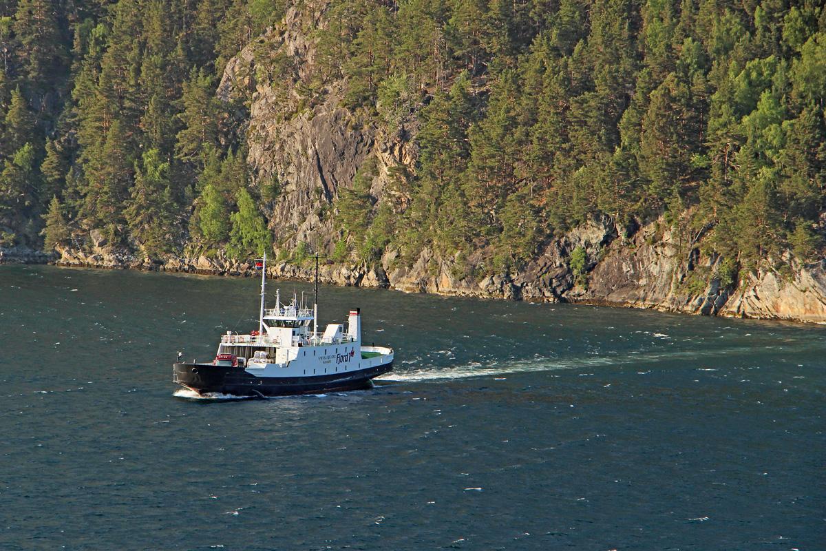 Die 1975 gebaute Fähre MF Sykkylvsfjord (IMO 7405924) der Fährgesellschafft Fjord1 ist am 29.05.2018 im Storfjord von Liabygda nach Stranda unterwegs.