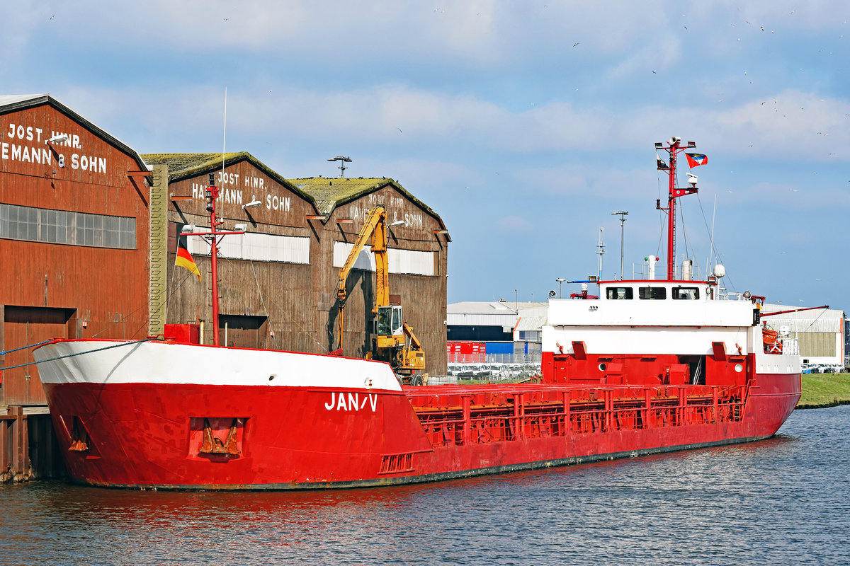 Die 1985 gebaute JAN/V (IMO 8504179) liegt am 07.03.2020 beim Burmannkai in Lübeck.