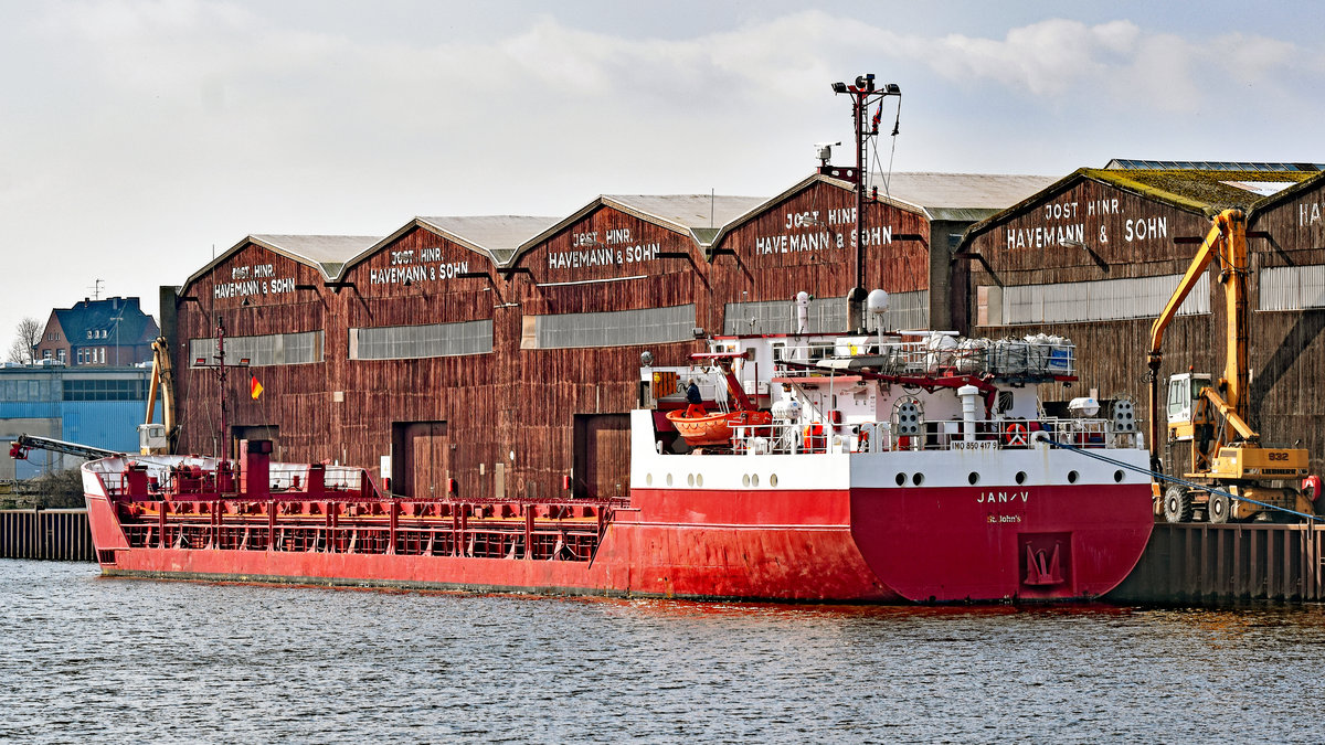 Die 1985 gebaute JAN/V (IMO 8504179) liegt am 07.03.2020 beim Burmannkai in Lübeck. 