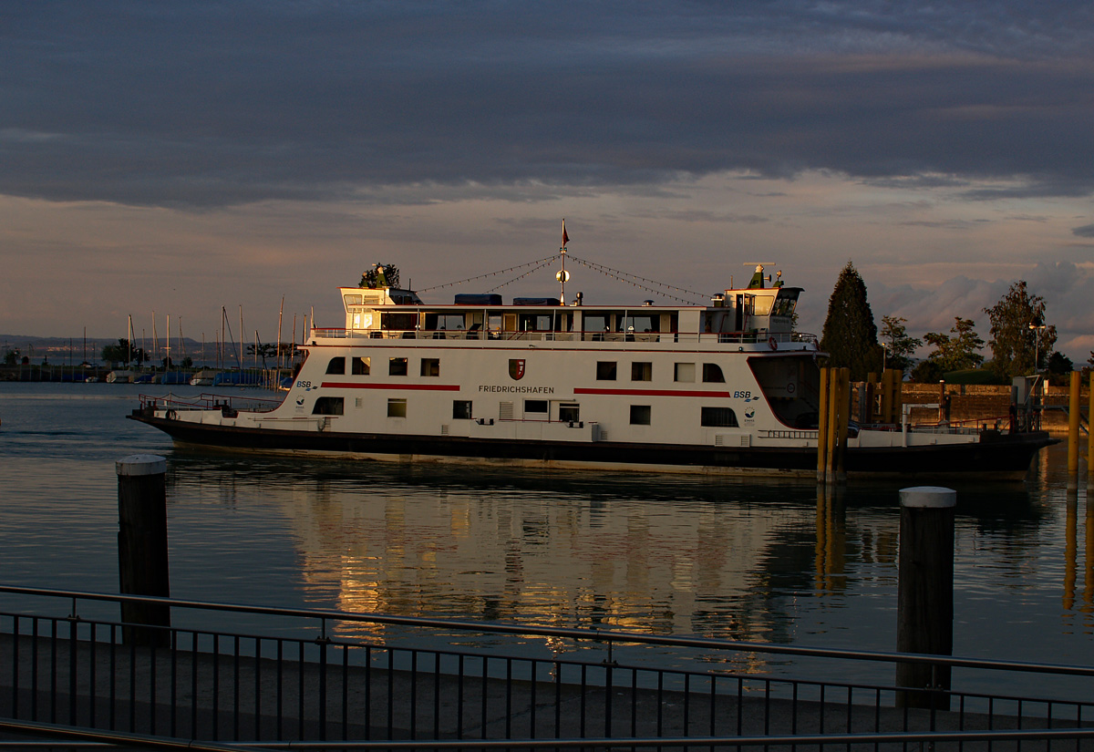 Die 1988 gebaute Auto- und Personenfähre FRIEDRICHSHAFEN legt am Abend des 15.05.2007 in Romanshorn an.