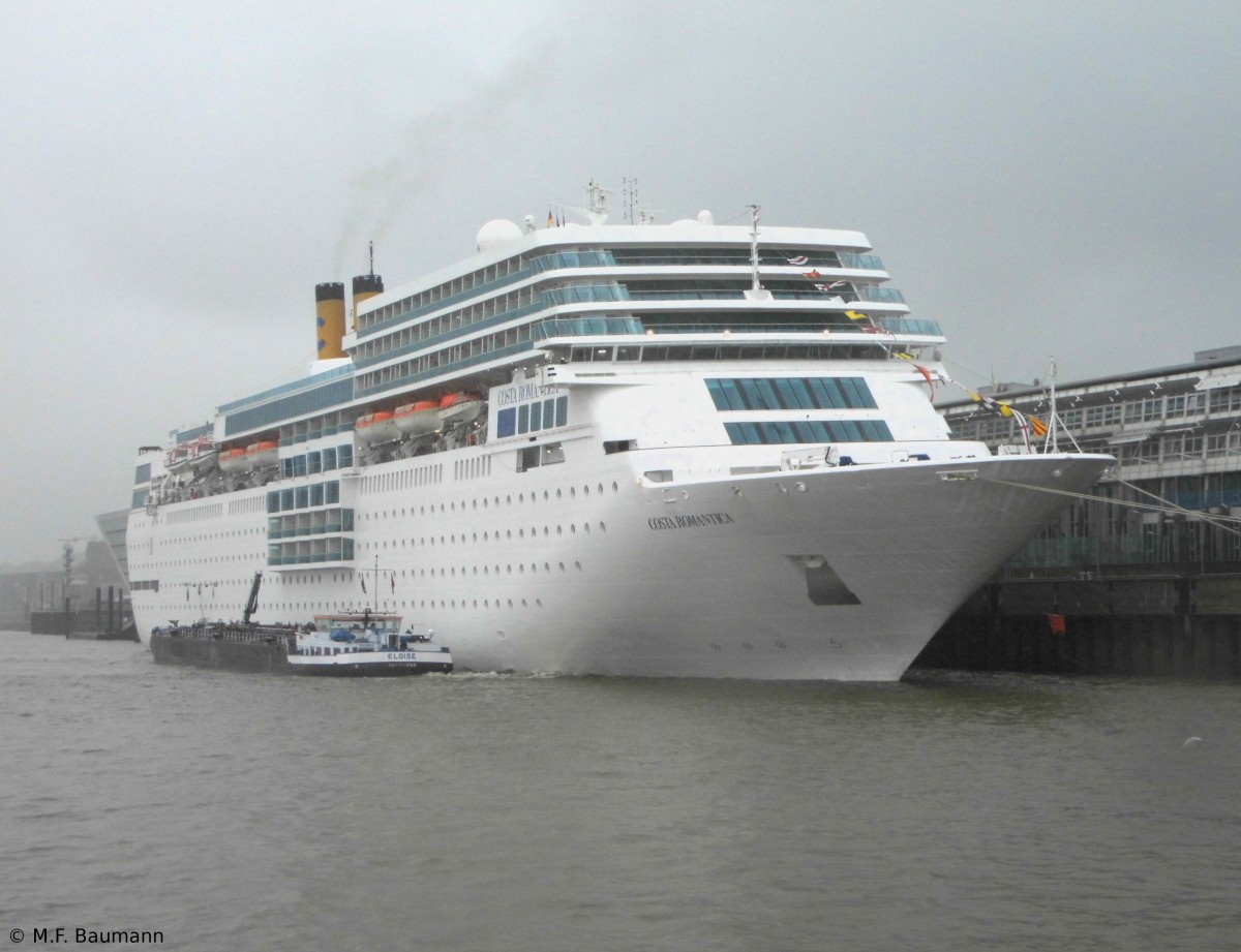 Die 1992 erbaute Costa neoRomantica zu Gast in Hamburg (Altona) am 18.08.2015