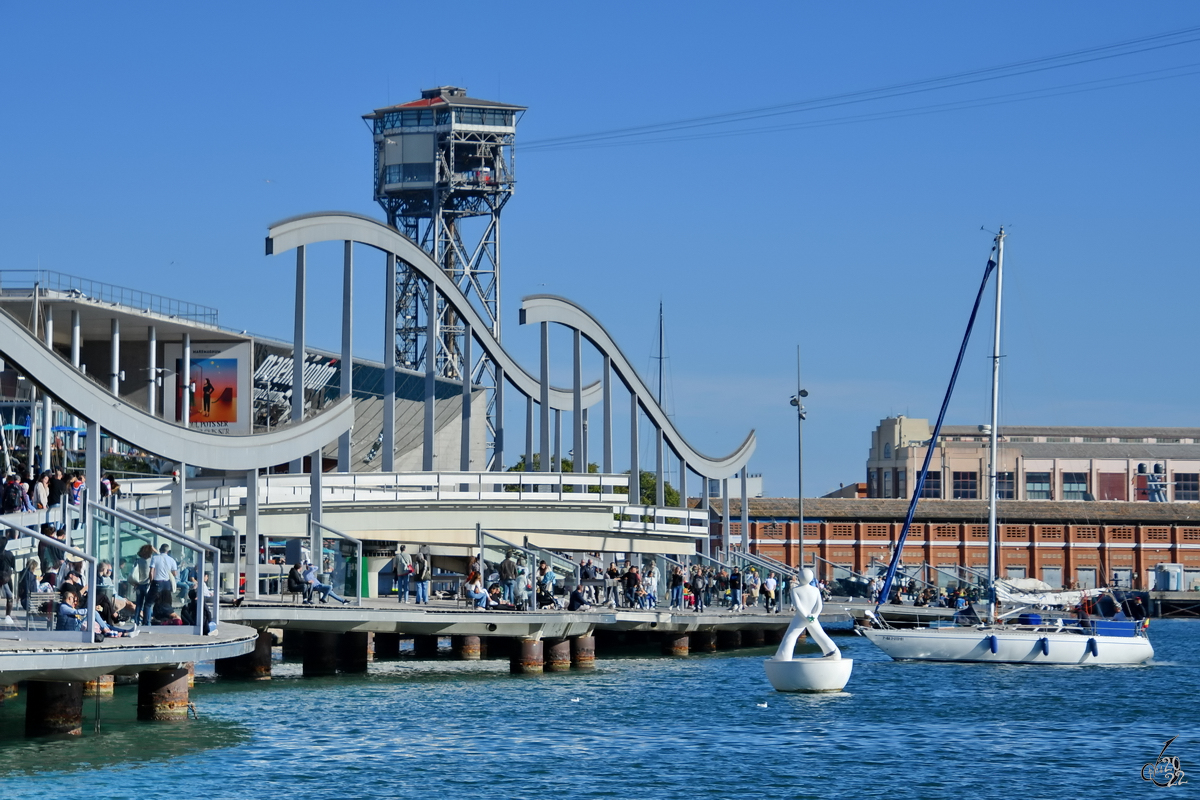 Die 1994 fertiggestellte Fußgängerbrücke Rambla del Mar hat einen drehbaren Teil, welche sich öffnet, wenn Segelboote zum Segelhafen gelangen wollen. (Barcelona, November 2022)