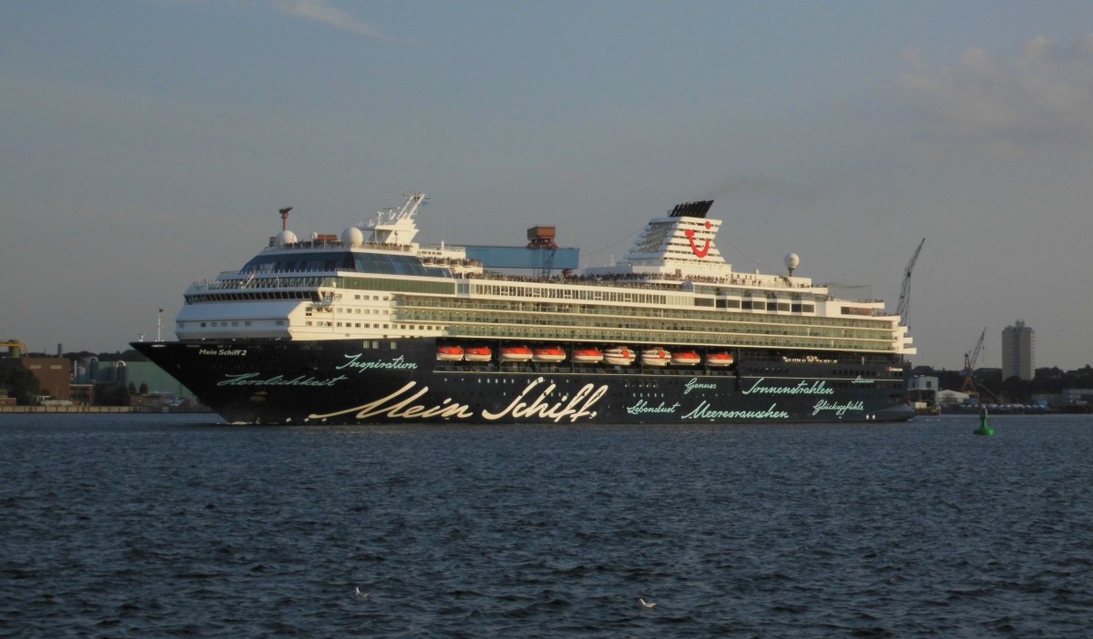 Die 1997 erbaute 262 m lange Mein Schiff 2 (bis 2011 Celibrity Mercury) beim Auslaufen aus Kiel am 1.8.2014