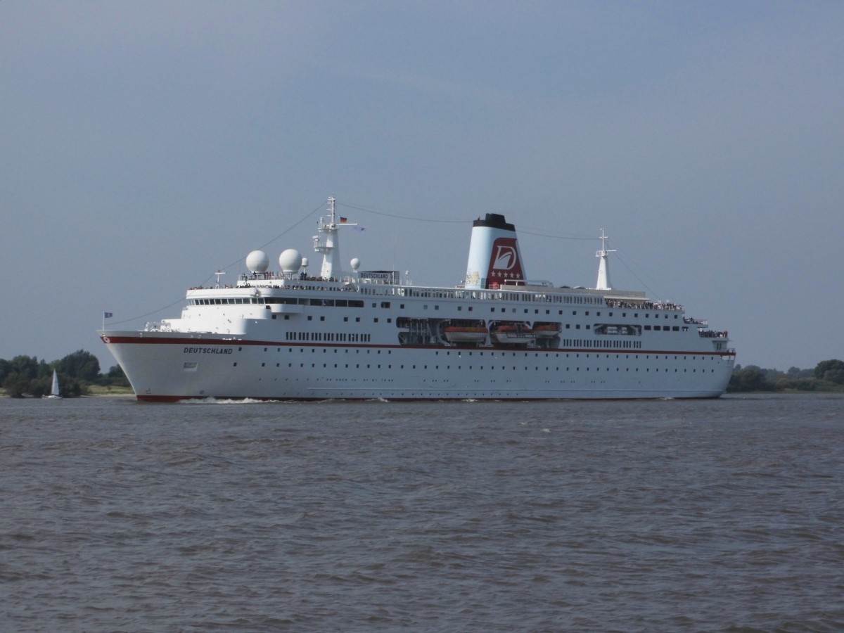 Die 1998 erbaute 175 m lange MS Deutschland beim Einlaufen in Hamburg (höhe Blankenese) am 2.8.14 zu den Cruisedays 