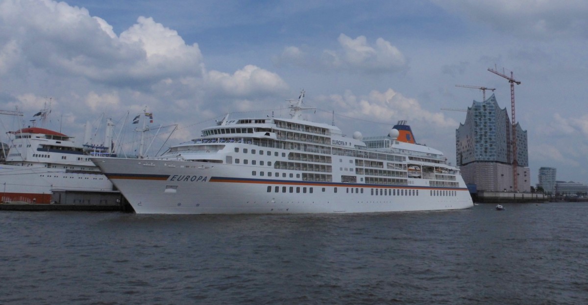 Die 1999 erbaute 198 m lange MS Europa in Hamburg an der Überseebrücke am 2.8.14 (Cruisedays)