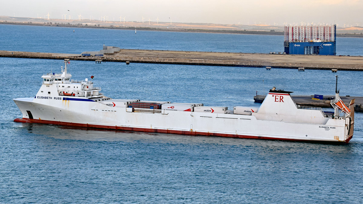 Die 1999 gebaute ELISABETH RUSS (IMO 9186429) am 5.11.2019 den Hafen von Cadiz verlassend
