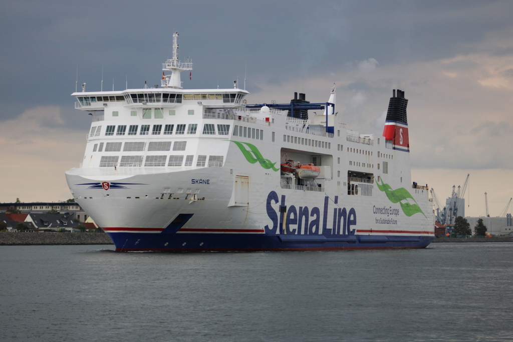 Die  200 Meter lange StenaLine Fähre Skane auf dem Seeweg von Rostock-Überseehafen nach Trelleborg beim Auslaufen in Warnemünde.24.09.2022