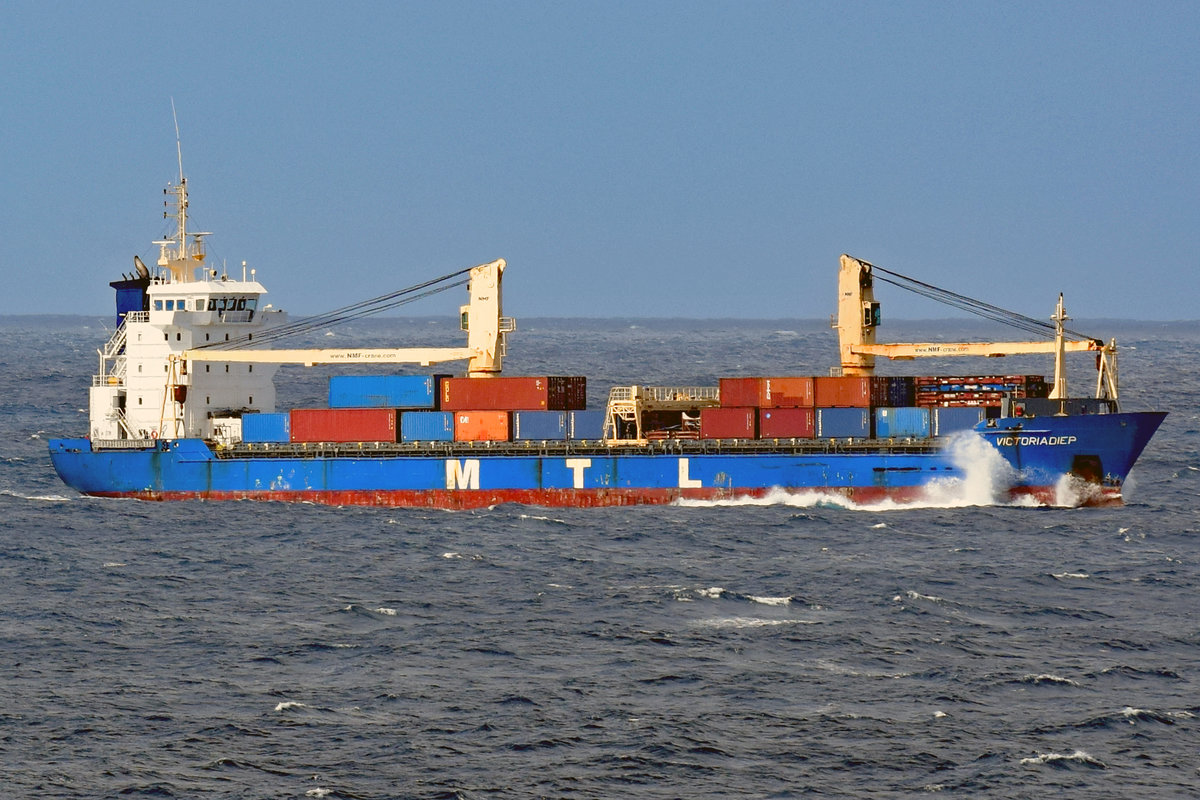 Die 2007 gebaute VICTORIADIEP (IMO 9351153) im Atlantik. Aufnahme vom 08.02.2017 von Bord der AIDAsol