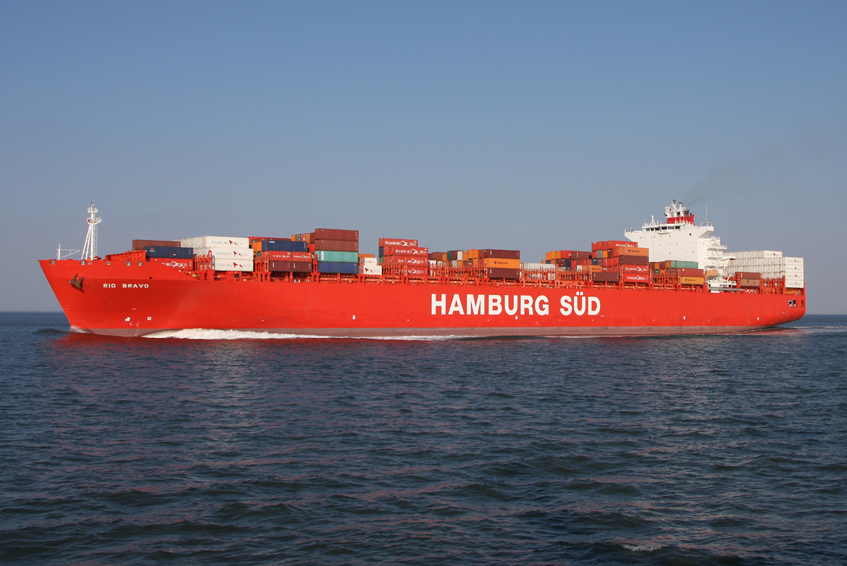 Die 2009 gebaute  Rio Bravo  gehört der Reederei Hamburg-Süd, die dieses Schiff vor allem auf der Südamerikaroute einsetzt. Das Schiff ist 286m lang und transportiert 5905 Container. Ich hatte die Gelegenheit dieses schöne in der Abendsonne leuchtende Schiff am 22.8.2015 gegen 18.15 Uhr ca 3 Seemeilen westlich von Cuxhaven aufzunehmen von der Backbordseite der MS Atlantis aus, die auf der Rückfahrt von Helgoland nach Cuxhaven war. 