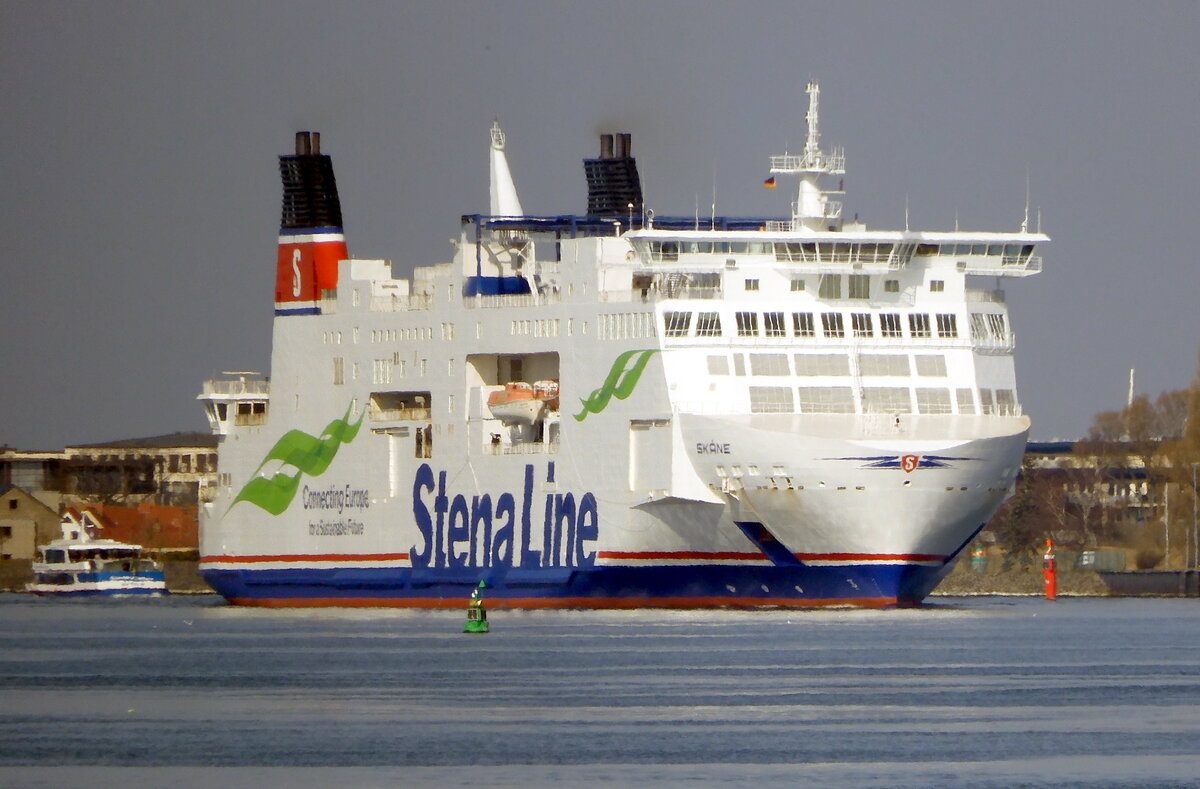 Die 200m lange Fähre SKANE am 22.03.22 eingehend Rostock Hafen