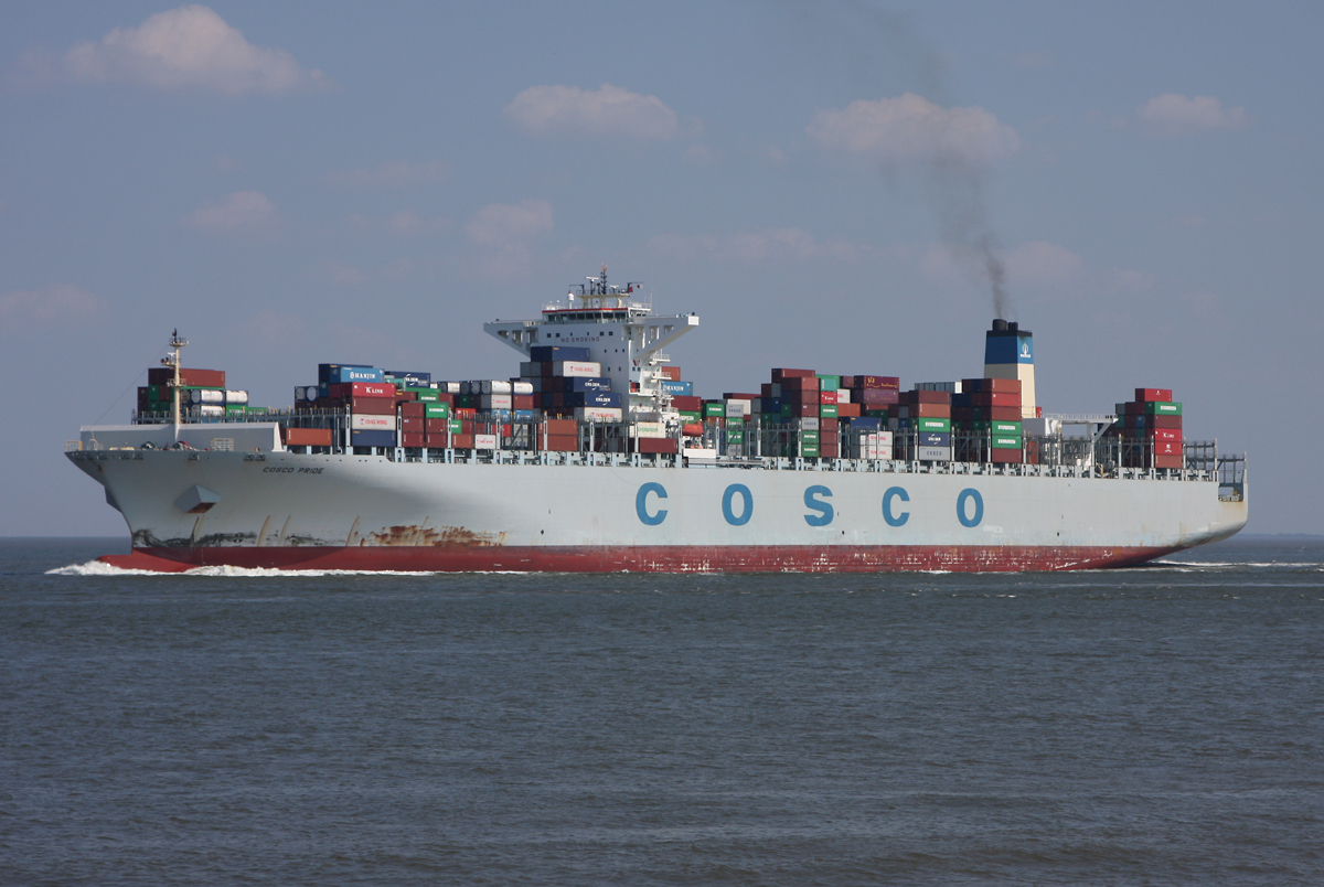 Die 2011 gebaute  Cosco Pride  der Cosco-Gruppe mit einer stolzen Länge von 366 Metern und einem Transportvolumen von 13092 Containern fährt am 21.8.2015 kurz nach 15 Uhr aus Richtung Hamburg kommend am beliebten Fotopunkt  Alte Liebe  in Cuxhaven vorbei und nimmt Kurs Richtung Nordsee.