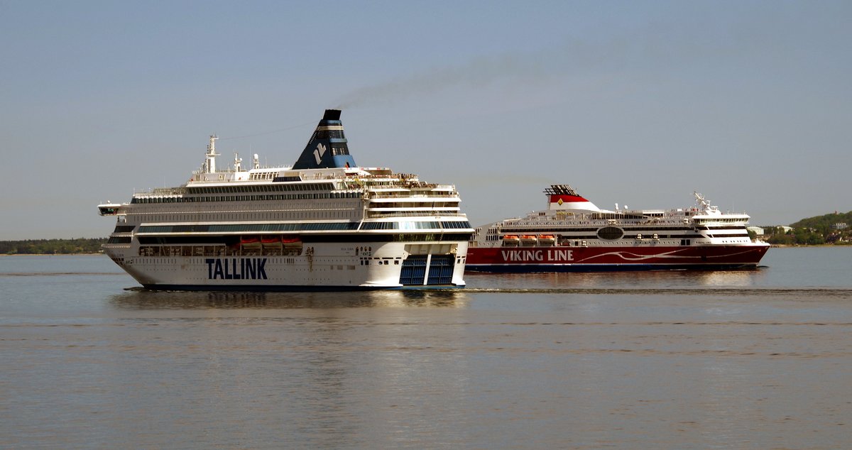 Die 202m lange Fähre SILJA EUROPA und die 185m lange VIKING XPRS am 20.05.18 vor Tallinn