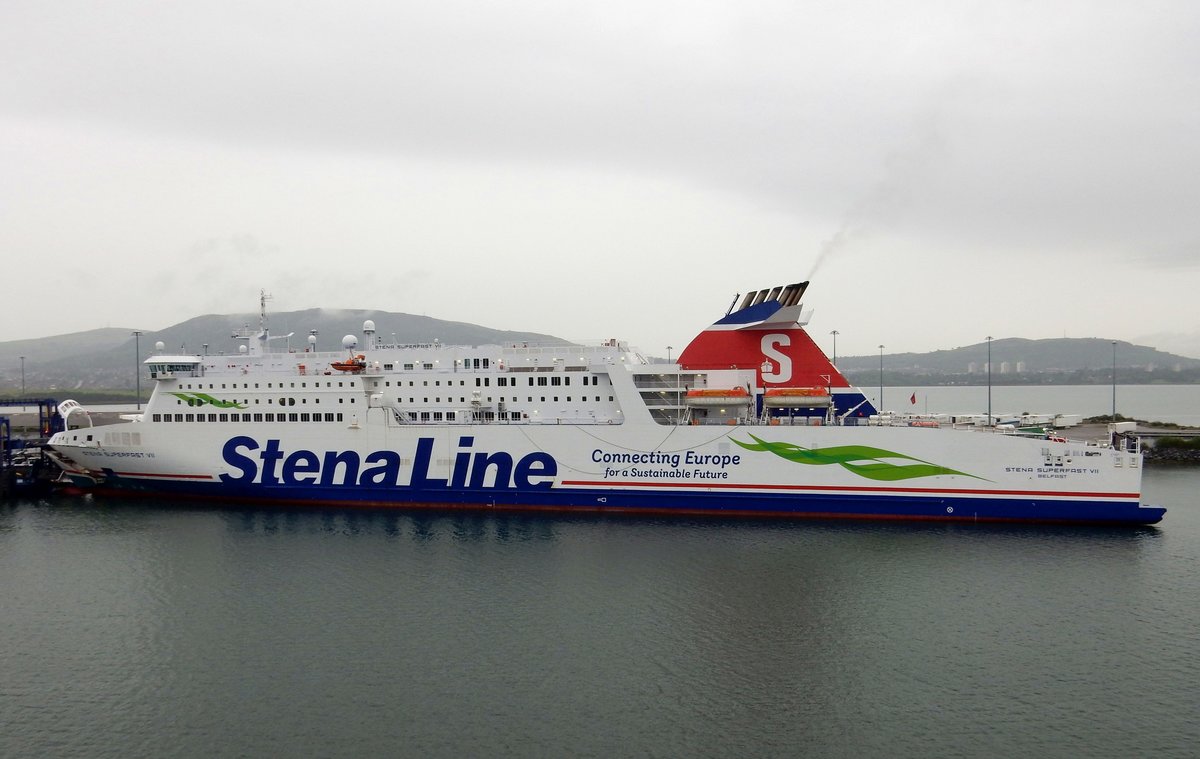 Die 203m lange Fähre Stena Superfast VII am Abend des 01.06.17 in Belfast