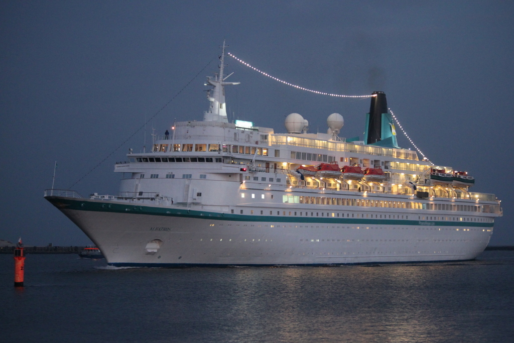 Die 205 m lange MS Albatros am frühen Morgen des 16.12.2018 auf ihrem Seeweg von Kopenhagen nach Wismar beim Einlaufen in Warnemünde.