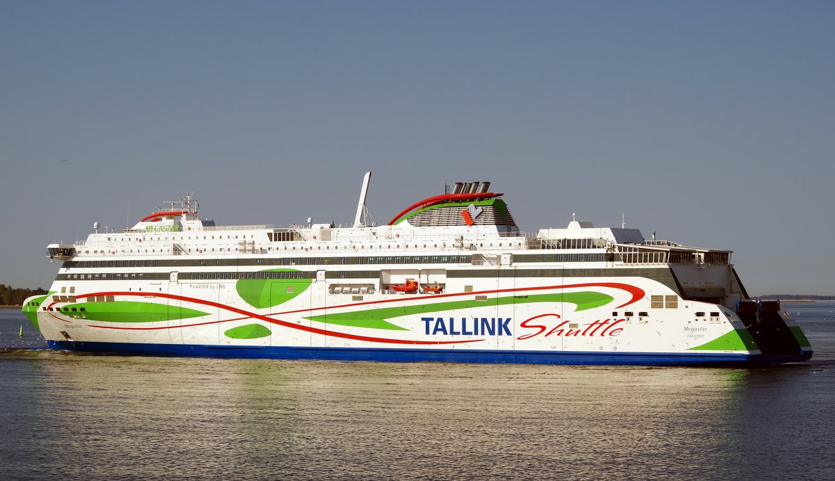 Die 213m lange TALLINK Fähre MEGASTAR am 17.05.18 einlaufend Helsinki