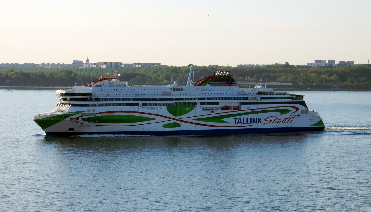 Die 213m lange TALLINK Fähre MEGASTAR am 20.05.18 ausgehend Tallinn