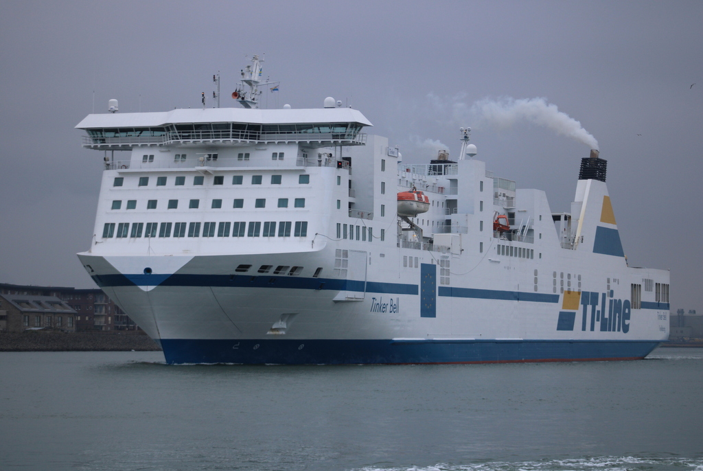 Die 220 m lange TT-Line Fähre Tinker Bell auf dem Seeweg von Travemünde via Rostock nach Trelleborg beim Auslaufen am 20.01.2023 in Warnemünde