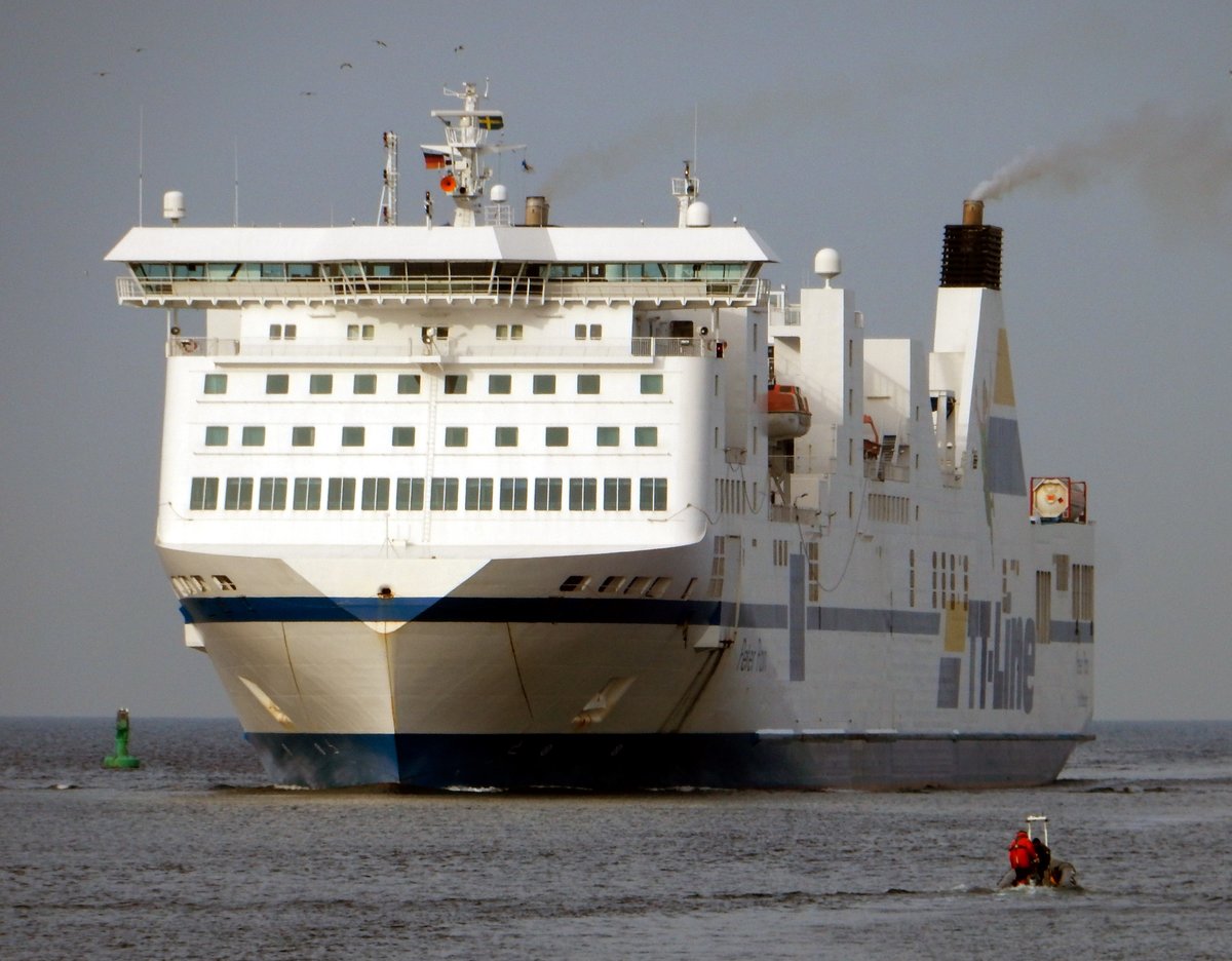 Die 220m lange Fähre Peter Pan, der TT Line, eingehend Rostock am 08.11.18.