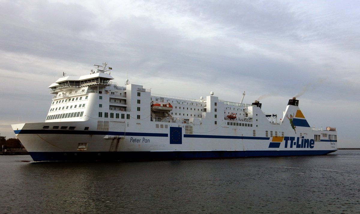 Die 220m lange Fähre Peter Pan, der TT Line, eingehend Rostock am 08.11.18.