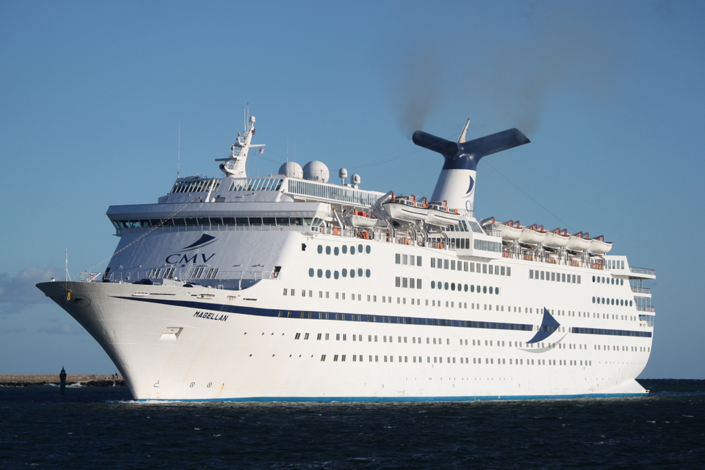 Die 222 m lange Magellan der Reederei Cruise & Maritime Voyages auf ihrem Seeweg von Aarhus nach Tallinn beim Einlaufen in Warnemünde.29.05.2019