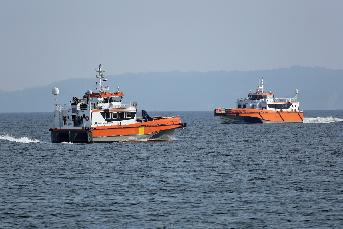 Die 24 Meter lange World Golf (IMO 9681742) und die 32 Meter lange World Bora (IMO 9684304) begegnen sich auf der Prorer Wiek. - 30.07.2018