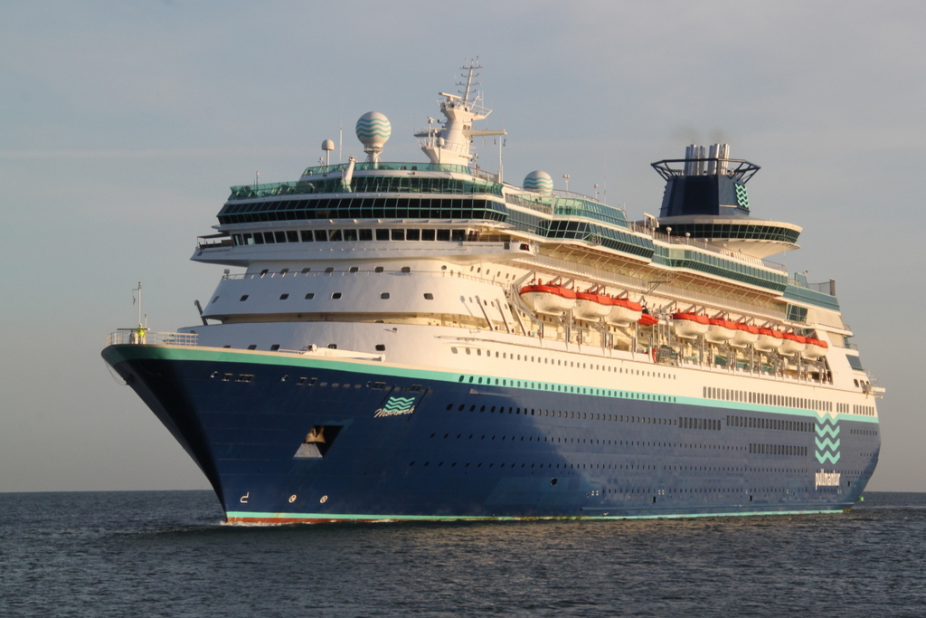 Die 268m lange Monarch der spanischen Reederei Pullmantur auf dem Weg von Kopenhagen nach Stavanger beim Einlaufen am Morgen des 03.06.2017 in Warnemnde.