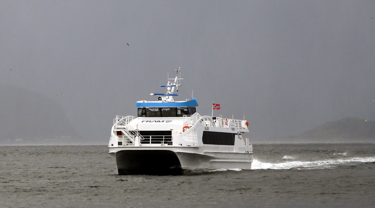 Die 26m lange Schnellfähre KALVOY am 25.09.23 vor Alesund.