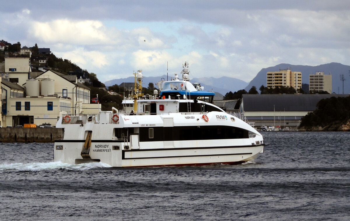 Die 26m lange Schnellfähre Noervoey am 25.09.23 in Alesund