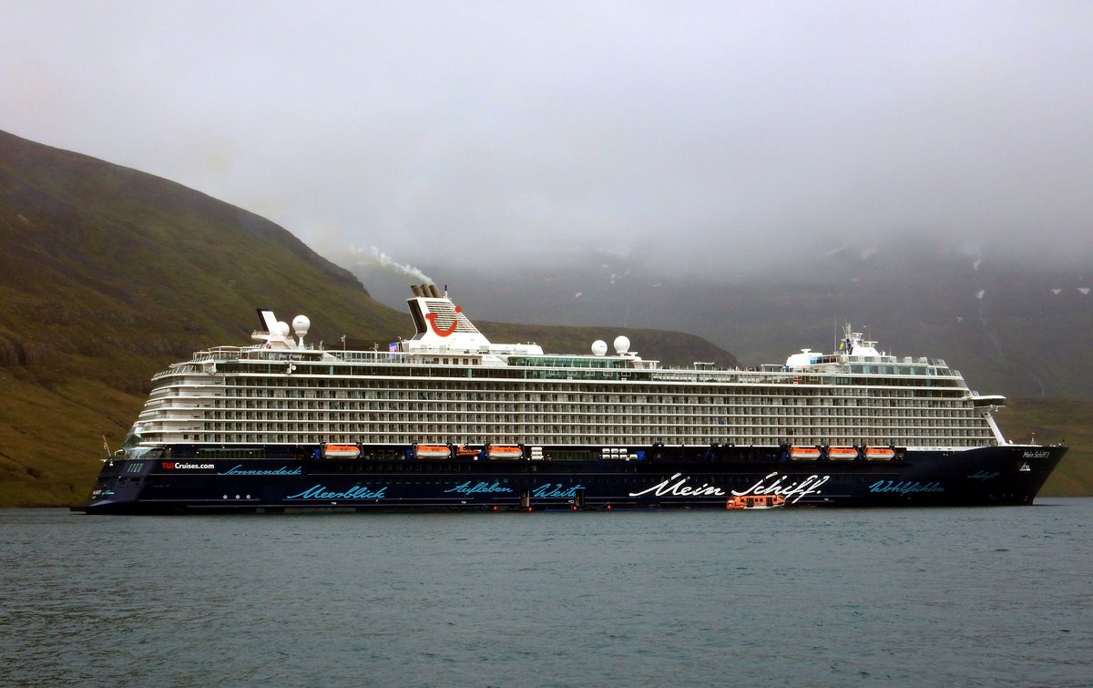 Die 294m lange Mein Schiff 3 am 14.06.19 in Seydisfjördur