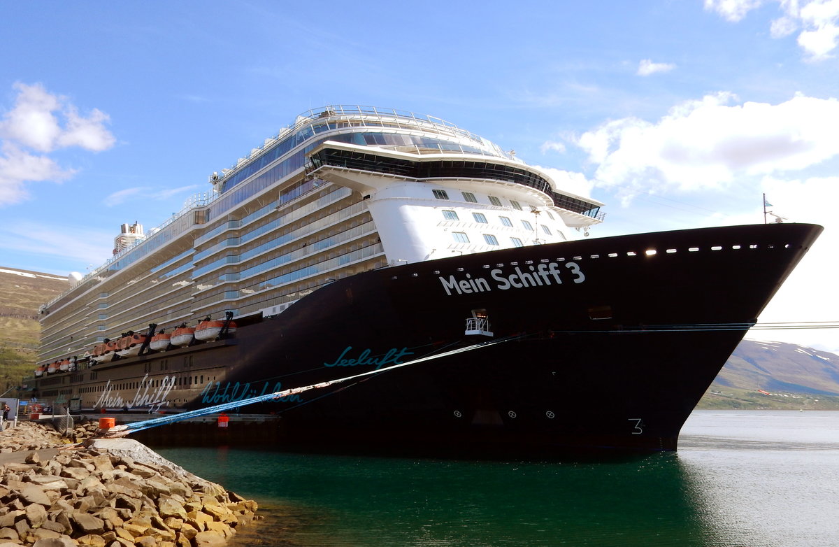 Die 294m lange Mein Schiff 3 am 15.06.19 in Akureyri