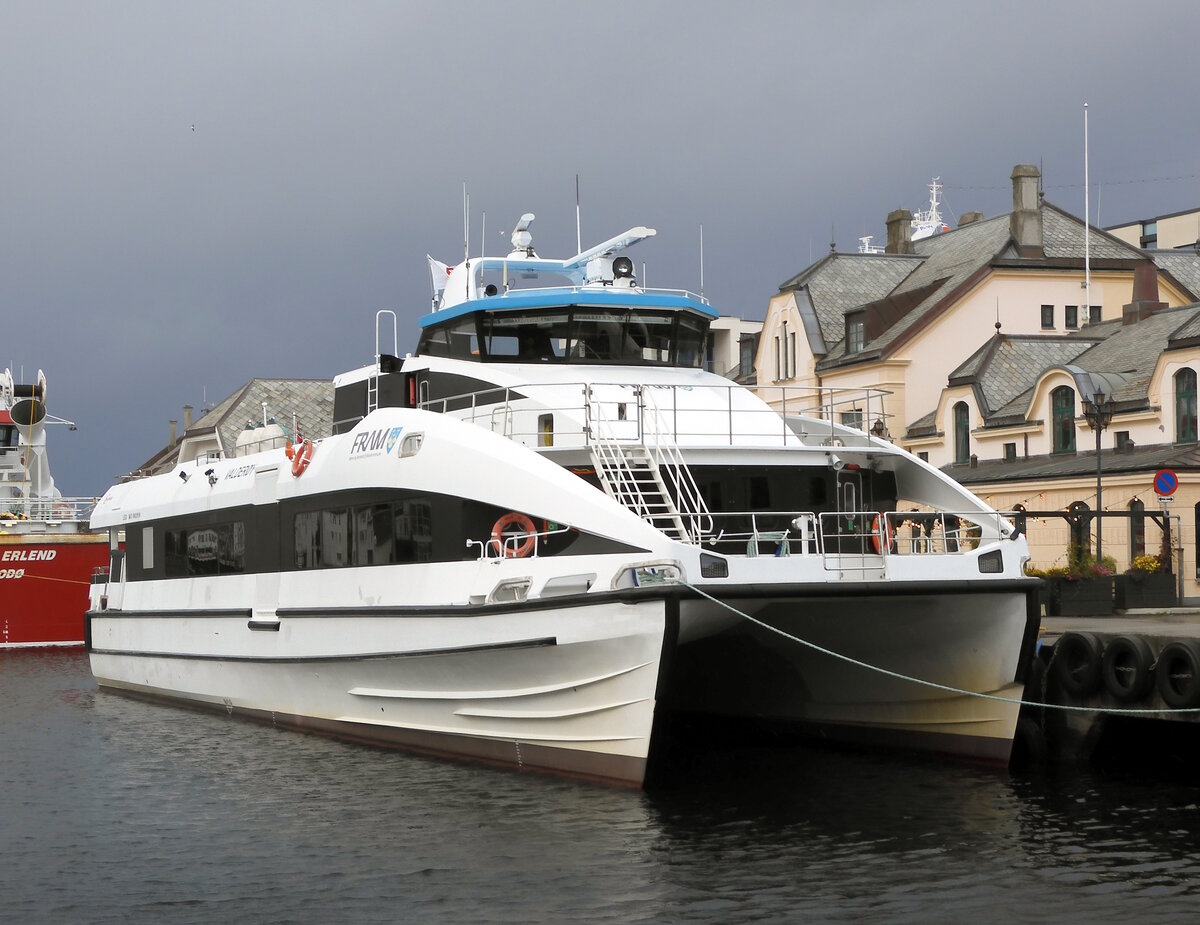 Die 30m lange Schnellfähre VALDEROEY am 25.09.23 in Alesund.