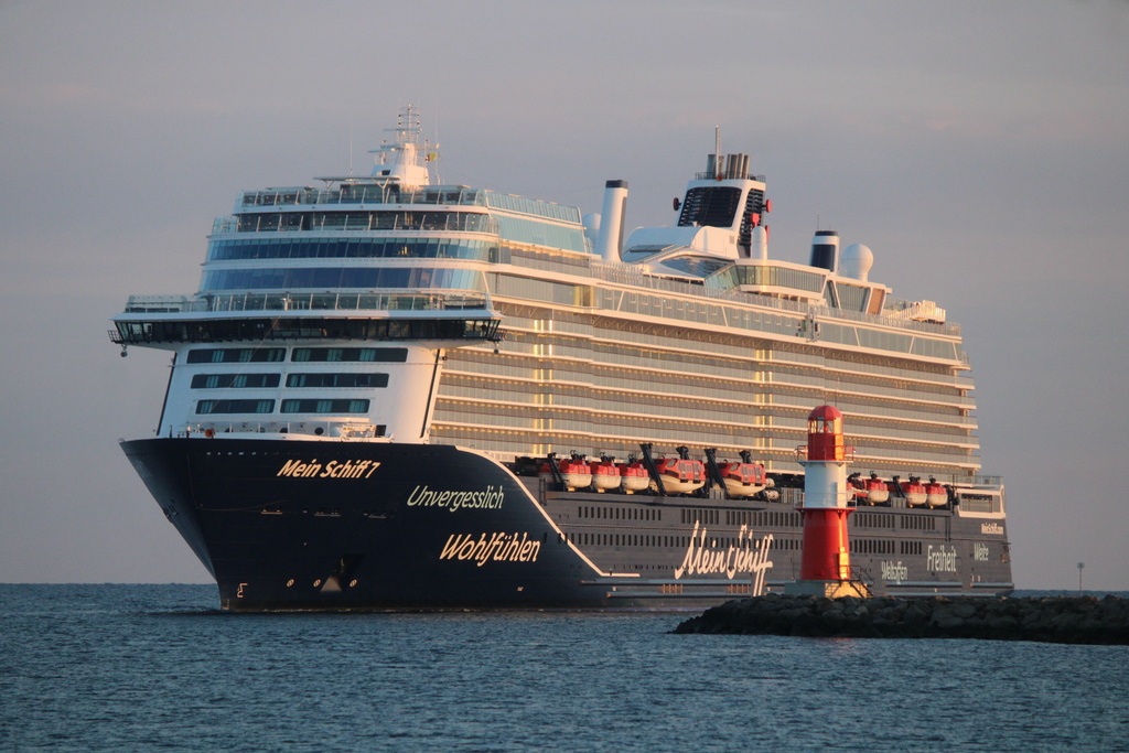 Die 316 Meter lange Mein Schiff 7(IMO: 9851189) am Morgen des 17.05.2026 in Warnem�nde.