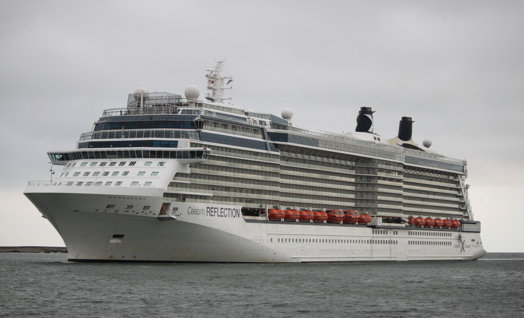 Die 319 m lange Celebrity Reflection der amerikanischen Reederei Celebrity Cruises auf ihrem Seeweg von Amsterdam nach Helsinki beim 1.Anlauf am 28.06.2019 in Warnemünde.