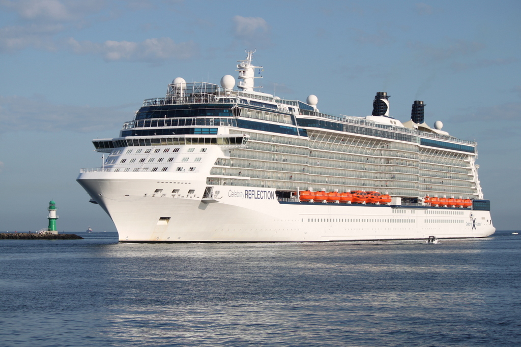 Die 319 m lange Celebrity Reflection der amerikanischen Reederei Celebrity Cruises am Morgen des 03.08.2019 bei bestem Fotowetter in Warnemünde.