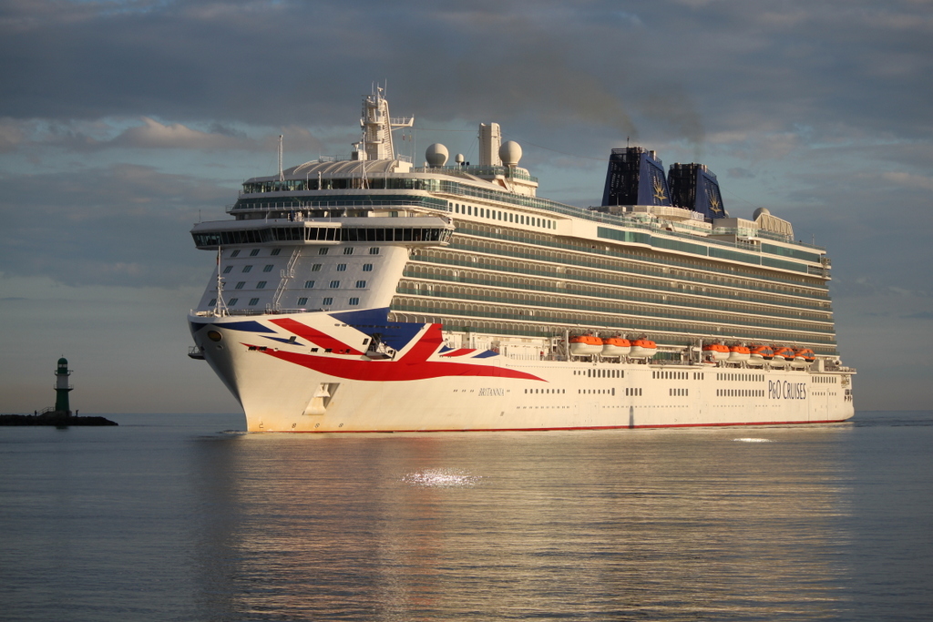 Die  330 m lange Britannia der Reederei P&O Cruises auf ihrem Seeweg von Southampton nach Helsinki beim Einlaufen in Warnemünde.27.06.2018