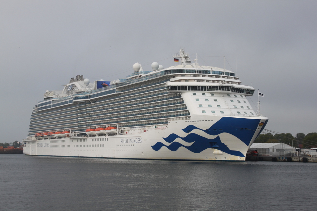 Die 330 m lange Regal Princess der Reederei Princess Cruises lag am Morgen des 18.05.2019 auf ihrem Seeweg von Tallinn nach Oslo in Warnemünde.
