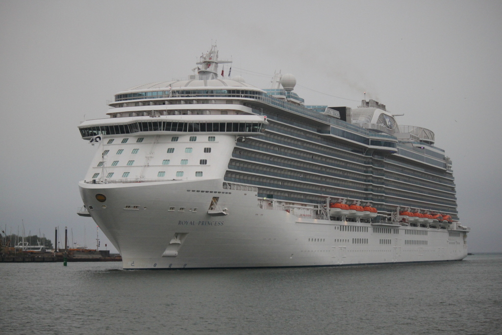 Die 330 m lange Royal Princes auf ihrem Weg von Gteborg nach Tallinn beim Einlaufen in Warnemnde am 15.05.2014