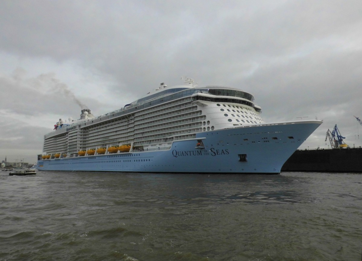 Die 348 m lange im August in Papenburg bei der Meyer-Werft ausgedockte Quantum of the Seas zu Besuch in Hamburg bei Blohm+Voss am 23.10.14 höhe Fischmarkt