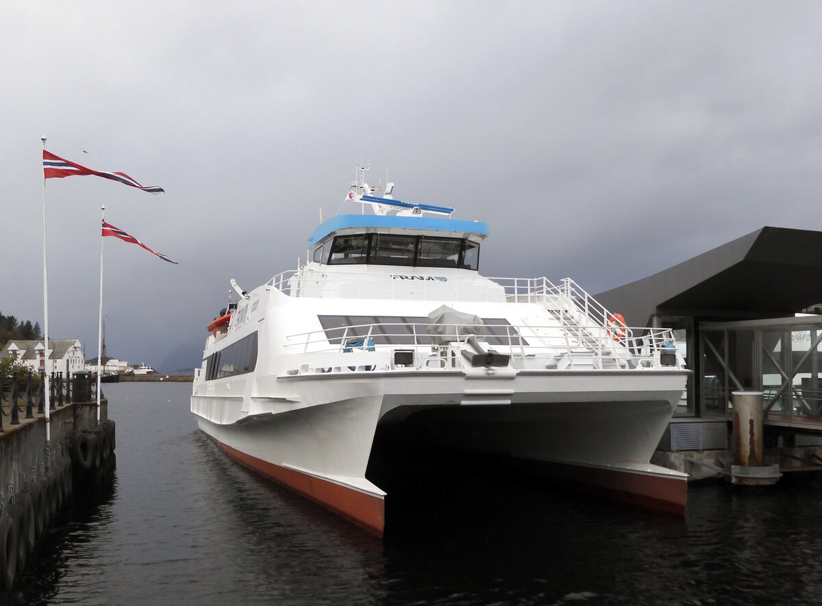 Die 35m lange Schnellfähre GODOEY am 25.09.23 in Alesund