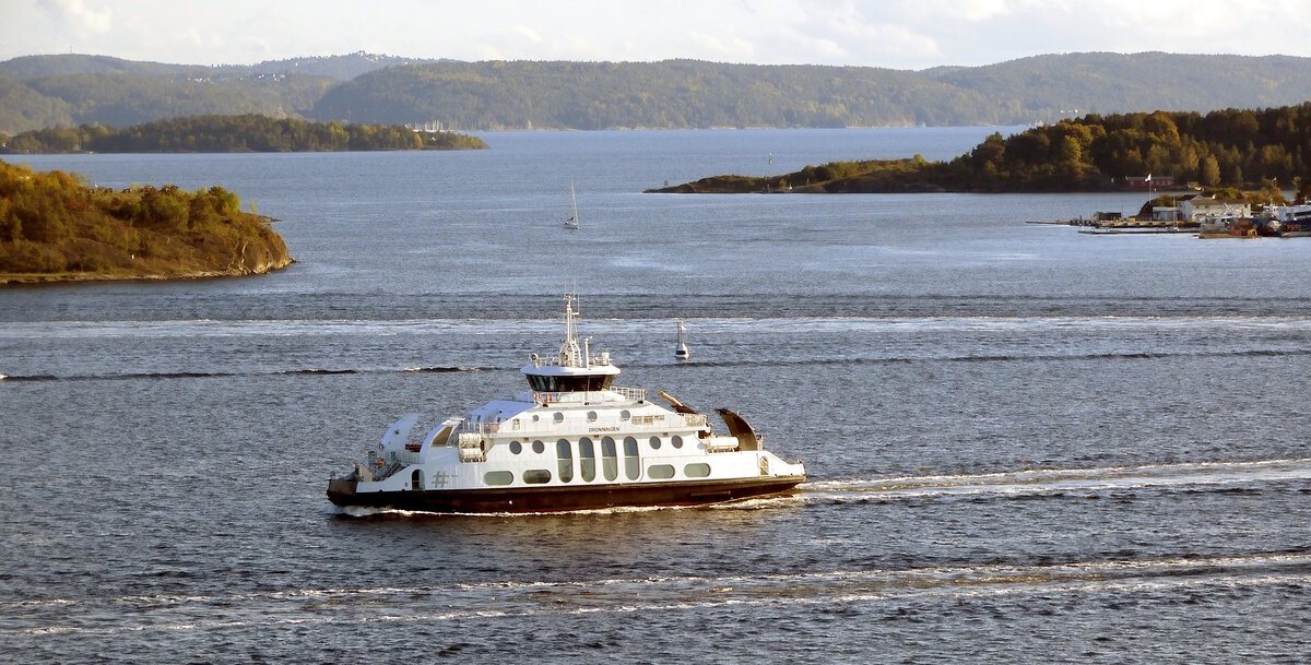 Die 50m lange Fähre DRONNINGEN am 27.09.23 vor Oslo