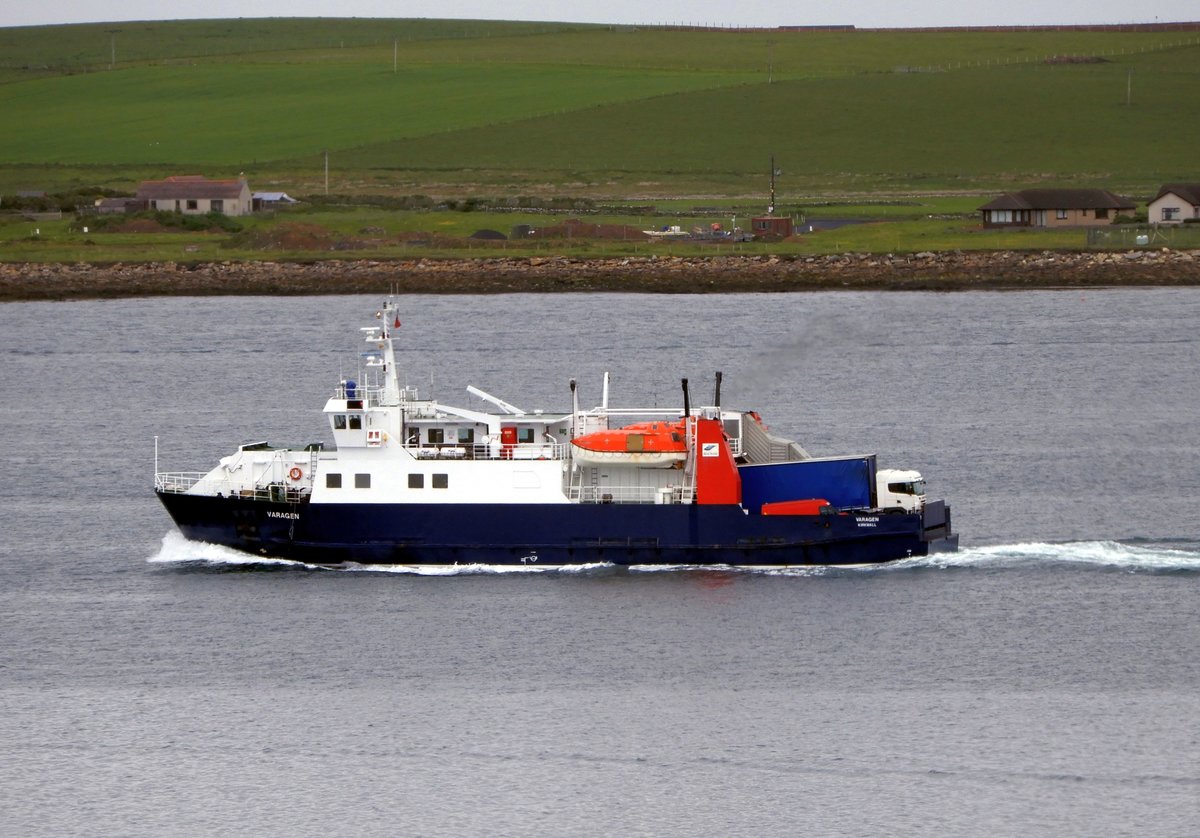 Die 50m lange Fähre VARAGEN am 20.06.19 vor Kirkwall