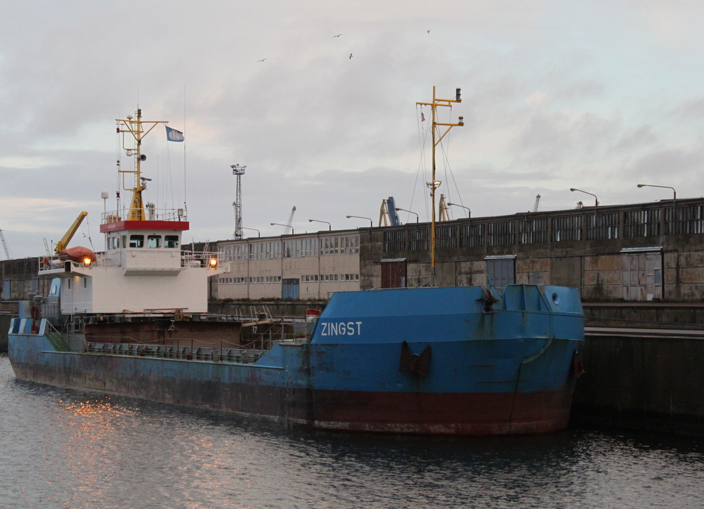 Die 65m lange Klappschute Zingst lag am 09.12.2018 im Rostocker Überseehafen.