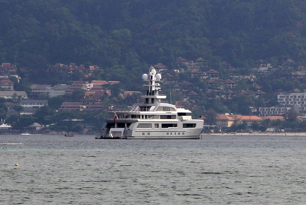 Die 75m Yacht  Cloudbreak  (Baujahr 2016 - Stahlbau Nord GmbH/Bremerhaven, Flagge Cayman Islands) IMO 1012763 am 21.Jänner 2024 in der Patong Bay.