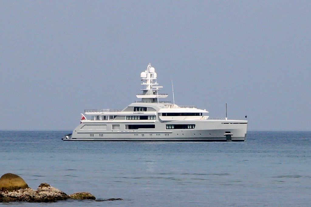 Die 75m Yacht  Cloudbreak  (Baujahr 2016 - Stahlbau Nord GmbH/Bremerhaven, Flagge Cayman Islands) IMO 1012763 am 21.Jänner 2024 in der Patong Bay.