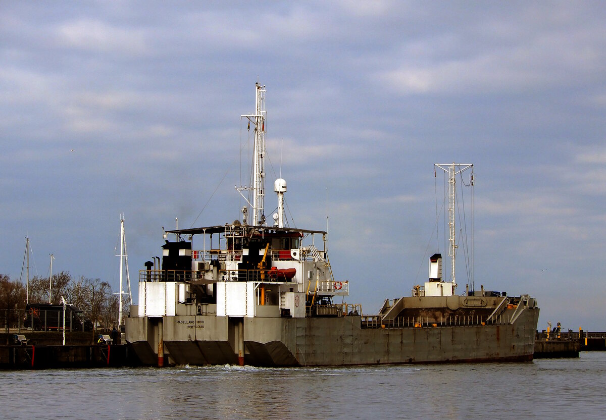 Die 80m lange Transport Barge MAGELLANO 1800 am 06.03.24 in Rostock