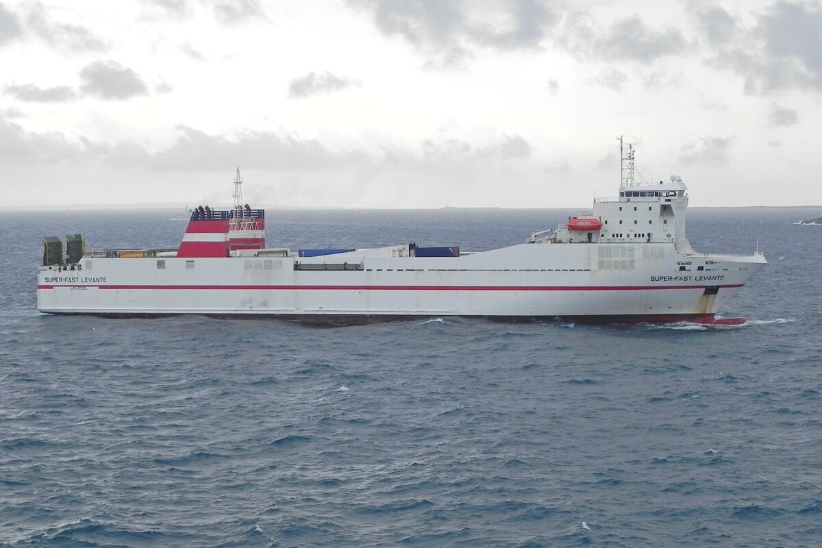 Die „MV Superfast Levante“ ist ein unter spanischer Flagge fahrendes RoRo-Schiff, IMO 9204362, am 09.10.2016 im Hafen der Baleareninsel Ibiza.
