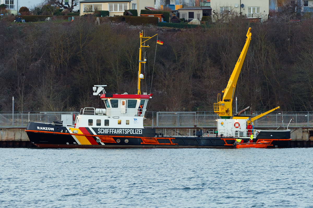 Die „Ranzow“ (IMO 9218818) hat im Sassnitzer Hafen ihr Beiboot zu Wasser gelassen. - 15.01.2020