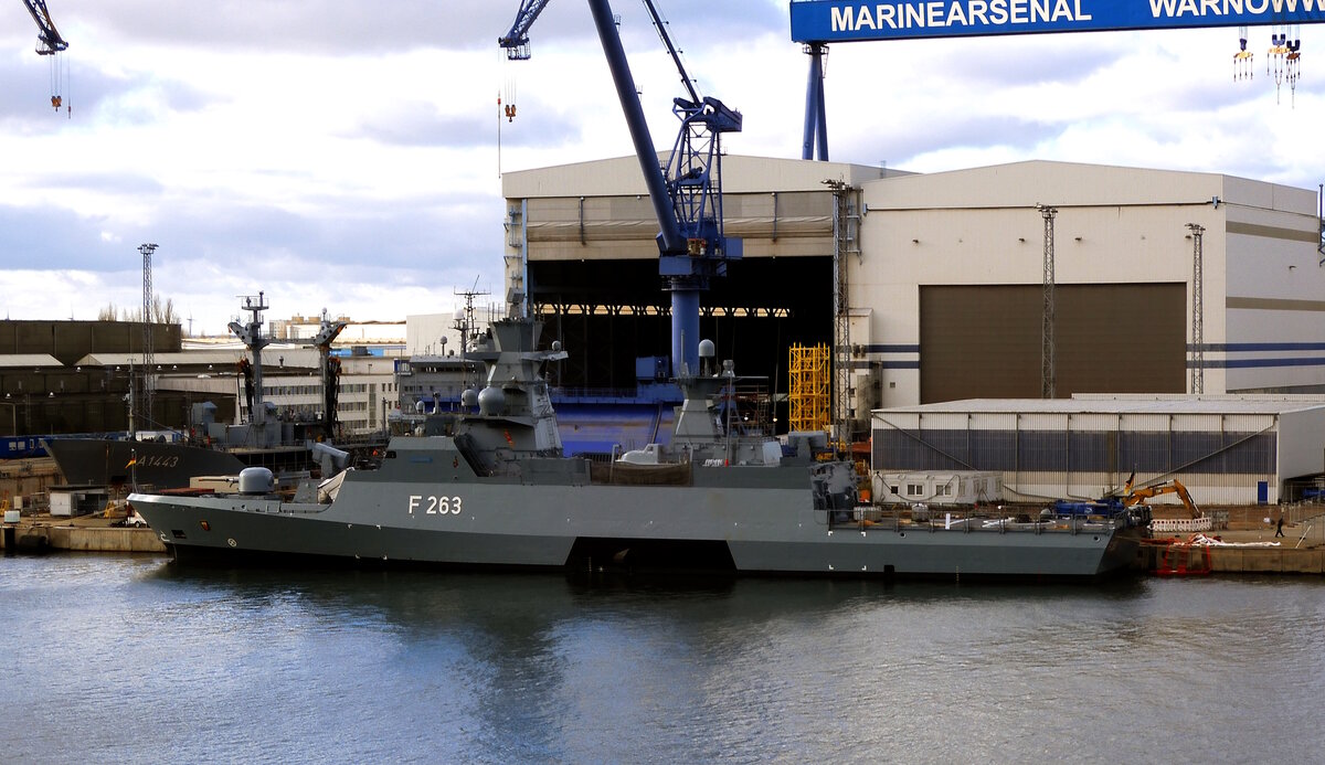Die 89m lange Korvette (MMSI:211913000) OLDENBURG F266 am 21.11.25 in Rostock.
