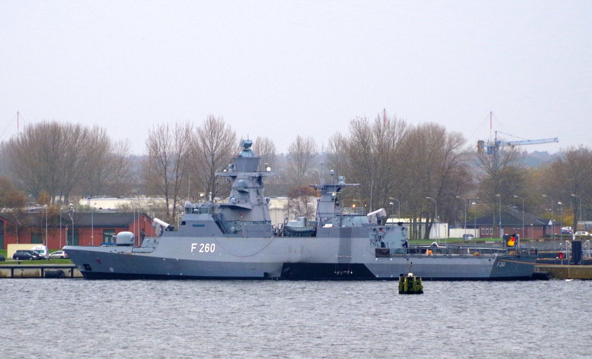 Die 89m lange Marinekorvette Braunschweig F260 am 10.11.17 in Rostock